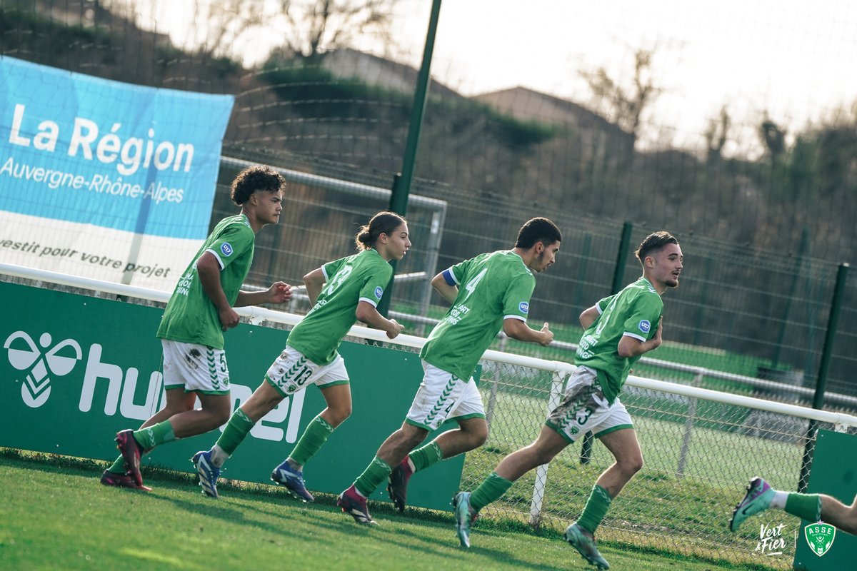 #U17N C'est terminé à l'Étrat face au Cavigal Nice. Les Verts arrachent l'égalisation 2-2 dans les derniers instants du match par l'intermédiaire de leur capitaine Rayan Boukadida auteur d'une tête rageuse. Cette #GénérationVerte a des ressources 💚 !