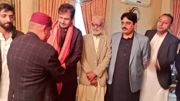 nibras_zafar's tweet photo. 28 جنوری 2024 بروز اتوار

کنوینئر ایم کیو ایم پاکستان ڈاکٹر خالد مقبول صدیقی بھائی کی اراکین رابطہ کمیٹی سید سہیل مشہدی بھائی، دلاور قریشی بھائی، سید وسیم حسین بھائی کے ہمراہ سابق وزیر ڈاکٹر عرفان گل مگسی بھائی کے گھر آمد اس موقع پر سندھ تنظیمی کمیٹی کے انچارج سلیم زراق بھائی، جوائنٹ انچارج محمد علی شاہ بھائی، حیدرآباد ڈسٹرکٹ انچارج ظفر صدیقی بھائی و اراکین کمیٹی اور علاقے کے معزز مہمان موجود تھے۔
@2mushadi

#MQMPakistan