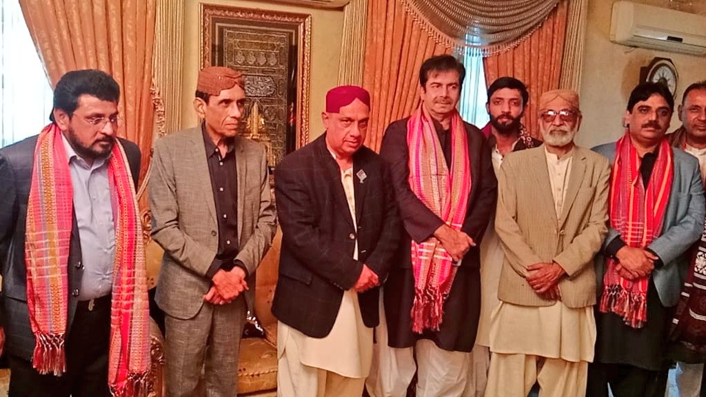nibras_zafar's tweet photo. 28 جنوری 2024 بروز اتوار

کنوینئر ایم کیو ایم پاکستان ڈاکٹر خالد مقبول صدیقی بھائی کی اراکین رابطہ کمیٹی سید سہیل مشہدی بھائی، دلاور قریشی بھائی، سید وسیم حسین بھائی کے ہمراہ سابق وزیر ڈاکٹر عرفان گل مگسی بھائی کے گھر آمد اس موقع پر سندھ تنظیمی کمیٹی کے انچارج سلیم زراق بھائی، جوائنٹ انچارج محمد علی شاہ بھائی، حیدرآباد ڈسٹرکٹ انچارج ظفر صدیقی بھائی و اراکین کمیٹی اور علاقے کے معزز مہمان موجود تھے۔
@2mushadi

#MQMPakistan