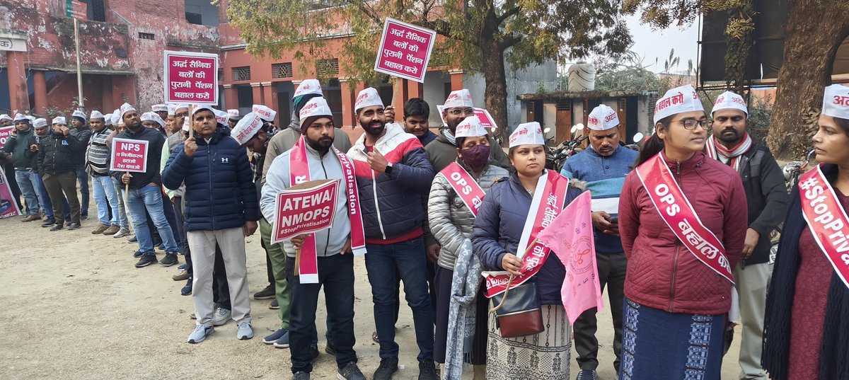 सरकार और अनर्थशास्त्री ये कहते हैं अर्धसैनिक बलों सहित शिक्षक, कर्मचारी और अधिकारी की OPS बहाल होने से देश की अर्थव्यवस्था बर्बाद हो जायेगी लेकिन तमाम पूंजीपतियों के हजारों करोड़ लोन माफ़ी से देश की अर्थव्यवस्था आबाद हो जायेगी क्या ?

#RunForOPS

<a href="/PMOIndia/">PMO India</a>
<a href="/vijaykbandhu/">Vijay Kumar Bandhu</a>