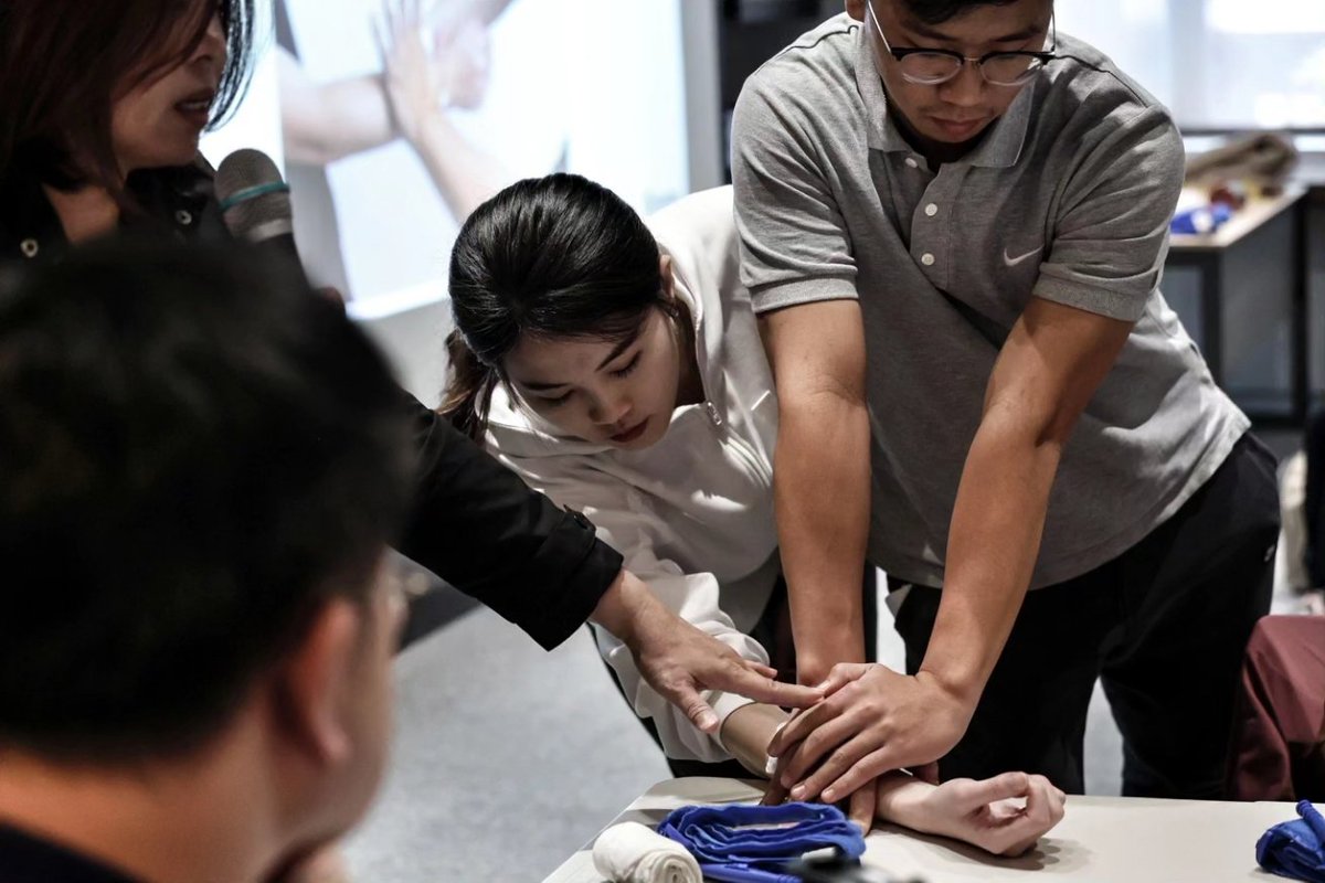 MongelliValeria's tweet photo. Here the Taiwanese are training for war against China: "Our goal is that the people should not surrender if the war breaks out." I shot a civil defense training at Kuma Academy in Taipei #onassignment for @informeren #photojournalism #Taiwan https://t.co/ns9FadhCHr