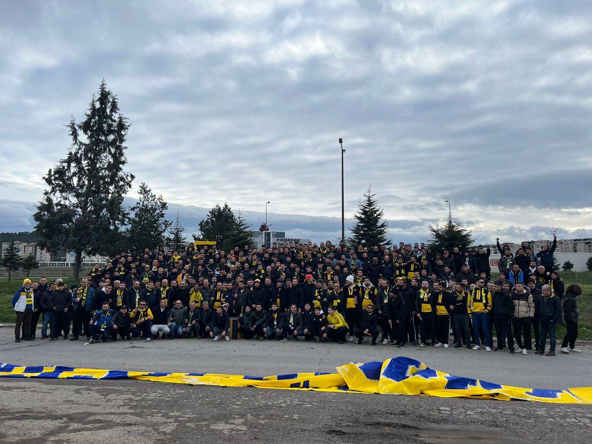 Sevginin ve öfkenin uğultusunu
bağrına vura vura taşırken sana,
karşılık gözetmiyor o gencecik insanlar...

#Ankaragücü #BEÇ