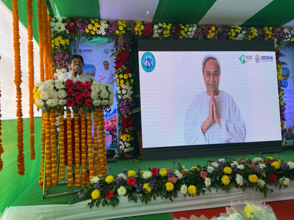 TourismDptt's tweet photo. Baristha Nagarika Tirtha Yatra Yojana journey was flagged off from Rayagada Railway Station.
970 Senior Citizens from Koraput, Rayagada, Nabarangpur, Malkangiri, Kalahandi and Nuapada with 30 Escort Officers boarded the train to pilgrim centres of Gaya & Varanasi.
#OTinFocus🎯 https://t.co/cJVqeXElYB