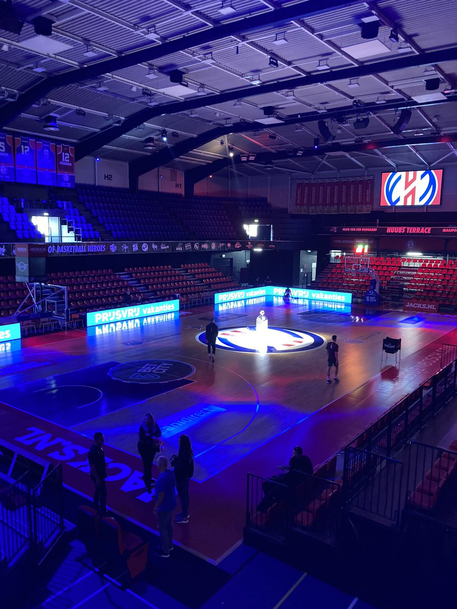 Hulde voor alle collega’s van <a href="/MaaspoortDB/">Maaspoort Den Bosch</a> en vrijwilligers <a href="/HeroesDenBosch/">Heroes Den Bosch 🏀</a> dat amper 17 uur nadat de laatste dartpijl tijdens @TOTODartKings Masters voor 2300 toeschouwers werd gegooid. Er vanmiddag ook weer in een (bijna) uitverkochte zaal gebasketbald kan gaan worden 👍💪