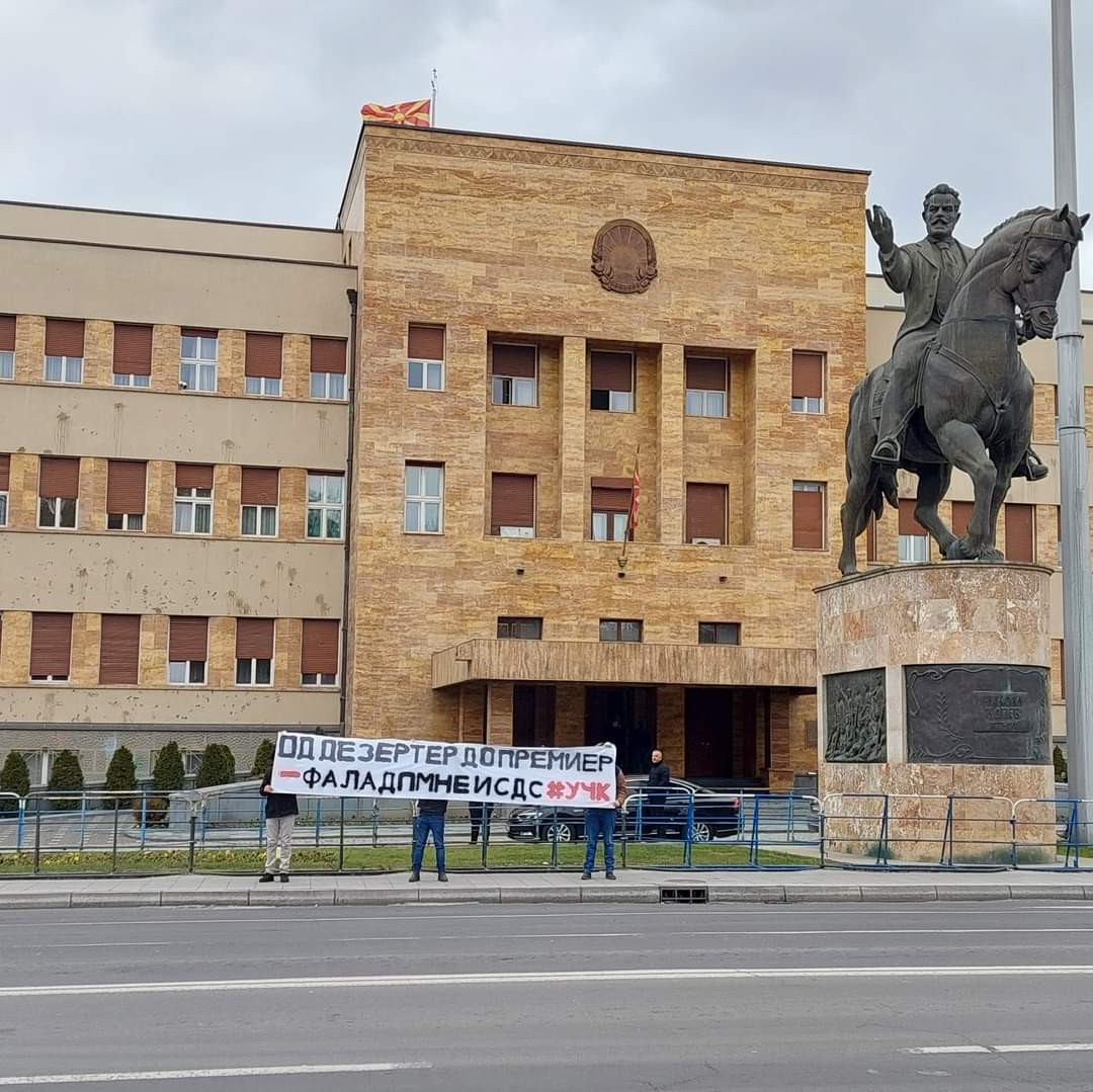 ОД ДЕЗЕРТЕР, ДО ПРЕМИЕР - ФАЛА ВИ ДПМНЕ И СДС!

➡️ Терористот Таљат Џафери кој во 2001 дезертерише и потоа убиваше македонски синови, денес станува Премиер на Македонија благодарение на двете најголеми партии...