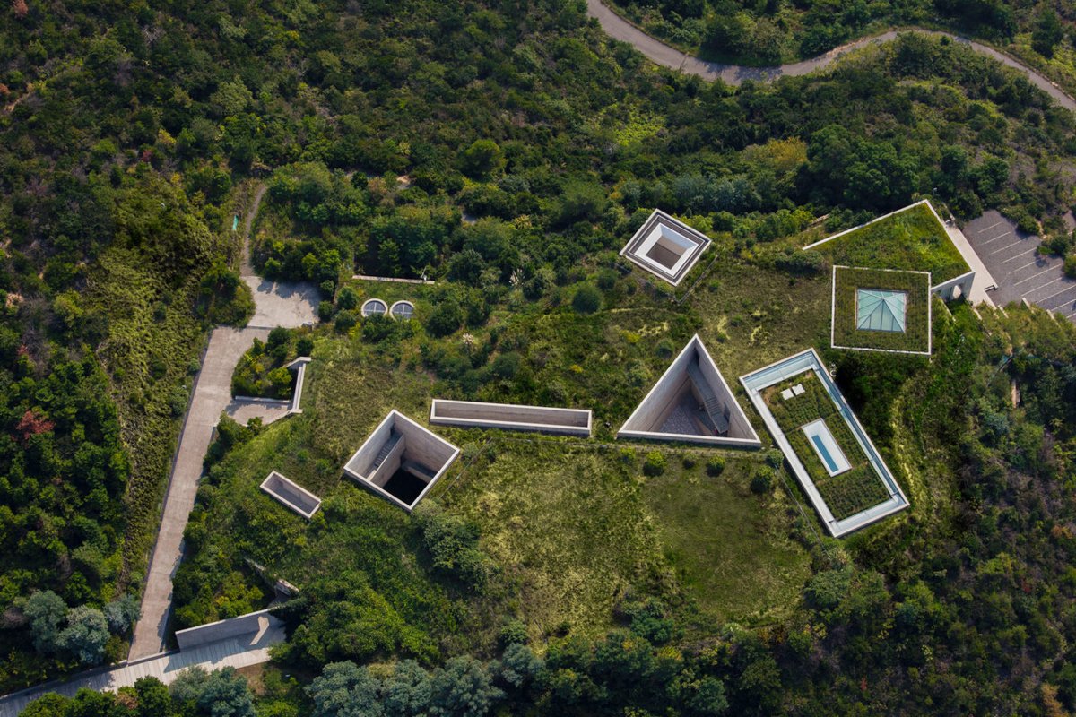 — #Groundscape —

L’extension de la géographie

Stimuler la perception des espaces, travailler selon certains rythmes, introduire une certaine chorégraphie, impose d’assumer dans toutes leurs dimensions l’échelle du paysage.

╳ Tadao Ando, Chichu Art Museum, Naoshima, 2004