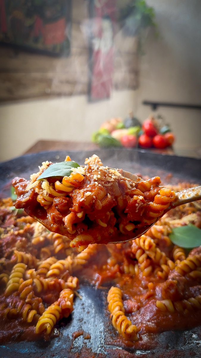 madeinfirebr's tweet photo. Hoje a dica tem a cara do domingo: macarrão com molho de tomate e frango! Aquele prato para reunir a família e aproveitar. E ainda é rápido de fazer! A receita já está nos canais @madeinfirebr no Youtube, Tiktok e Instagram. Acesse, curta e compartilha! Não esqueça de nos seguir! https://t.co/8Ee75Z6nE2