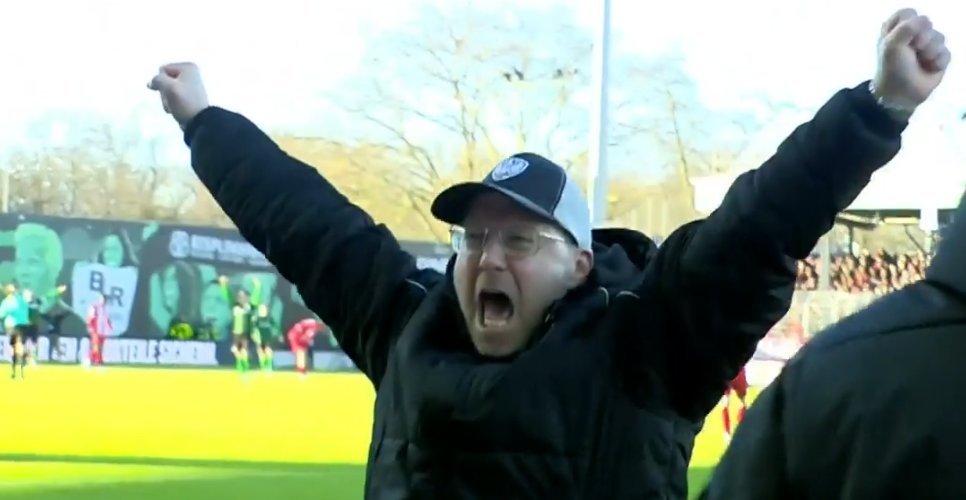RuhrpotRomantik's tweet photo. Jürgen Klopp für arme 🤡
Der hat alleine mehr Stimmung gemacht als die komplette Szene von Münster in 90 Minuten.
#SCPRWE #NurDerRWE 🔴⚪️ https://t.co/uzR3R35mNj