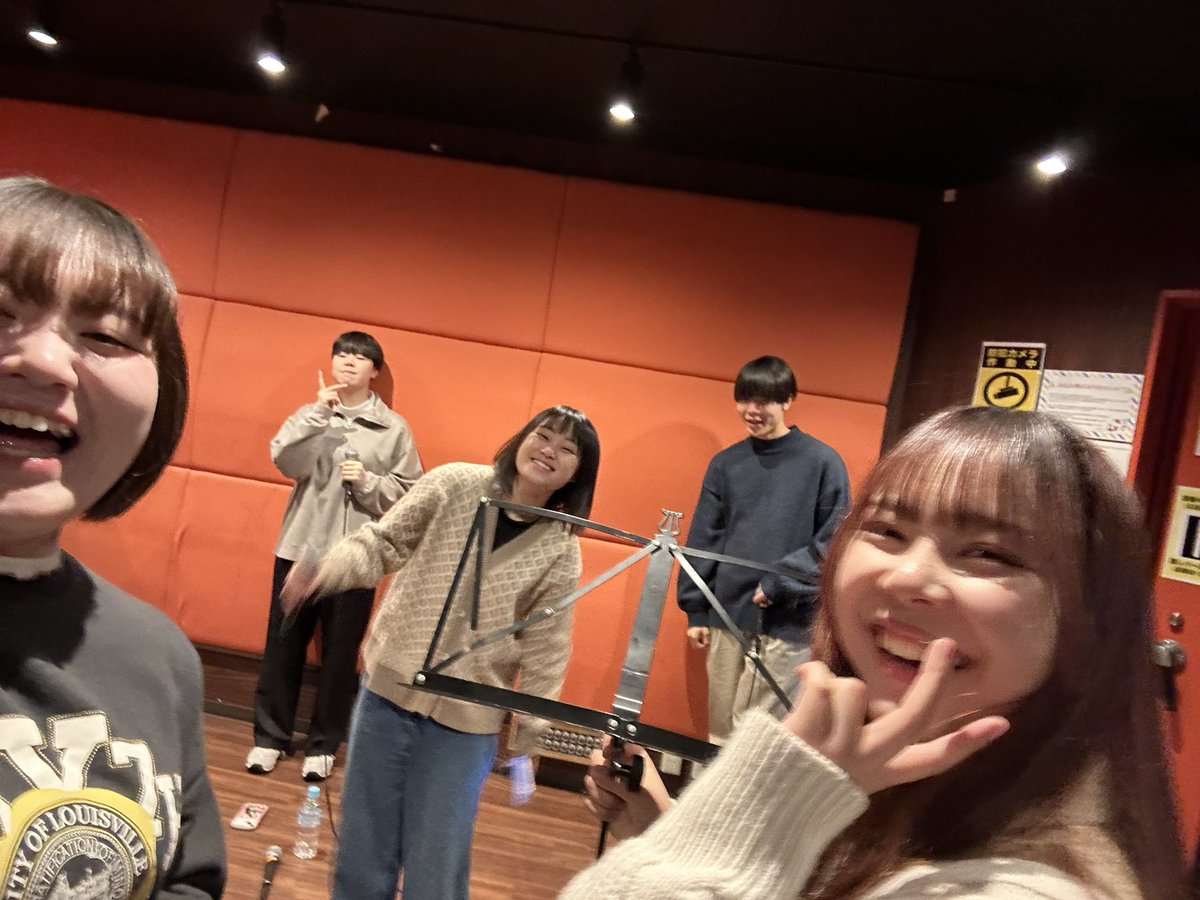 lemontea_kanade's tweet photo. あけましておめでとうございます。
全員揃ってスタジオ練をしました、【レモンティー、微糖】です。

2024年も仲良く楽しく素敵にやっていきます。
本年もよろしくお願いいたします。 https://t.co/65bmFDHleQ