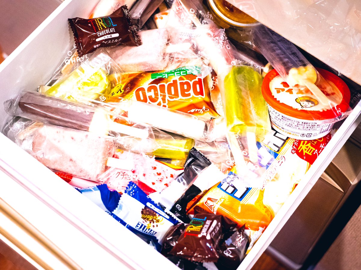 aikonnor's tweet photo. 以前つくった育児書の中に「アイスクリーム療法」というのがある。

元気がなくなってしまった子どもに元気を取り戻してもらうための方法で、できるだけ多くの種類のアイスを冷凍庫にぶちまけておいて、いつ何個食べても親は何も口を出さない。開けっぱなしにしてどれを食べようか悩んでいても、「溶けちゃうから早く決めて閉めなさい」とかも一切言わない。家に帰ると冷凍庫が宝箱になっていることで、外でいろいろある子どもはひとつ安心できる。

これ、効果あります。大人もワクワクするので。