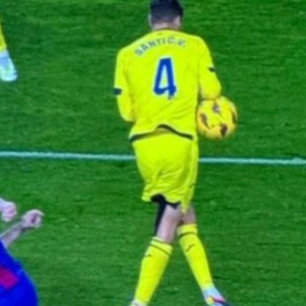 Lavozgalactica's tweet photo. Haber cómo le explico a mi futuro hijo, que según los culés la 1° foto no es penalti y la 2° lo es claramente. https://t.co/ZcA1NRexlR