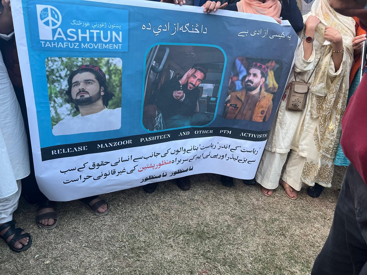 KhansidW's tweet photo. پی ټی ایم لاهور له اړخه د ملي رهبر مشر منظور پښتون، نورالله ترين او ګيله من وزير غير ائني ګرفتاري پر ضد احتجاجي مظاهره ترسره سوه
د پی ټی ایم لاهور ټولو ملګرو ته افرين او شاباش وایم
#ReleaseManzoorPashteen https://t.co/Wjc7VSPGvL