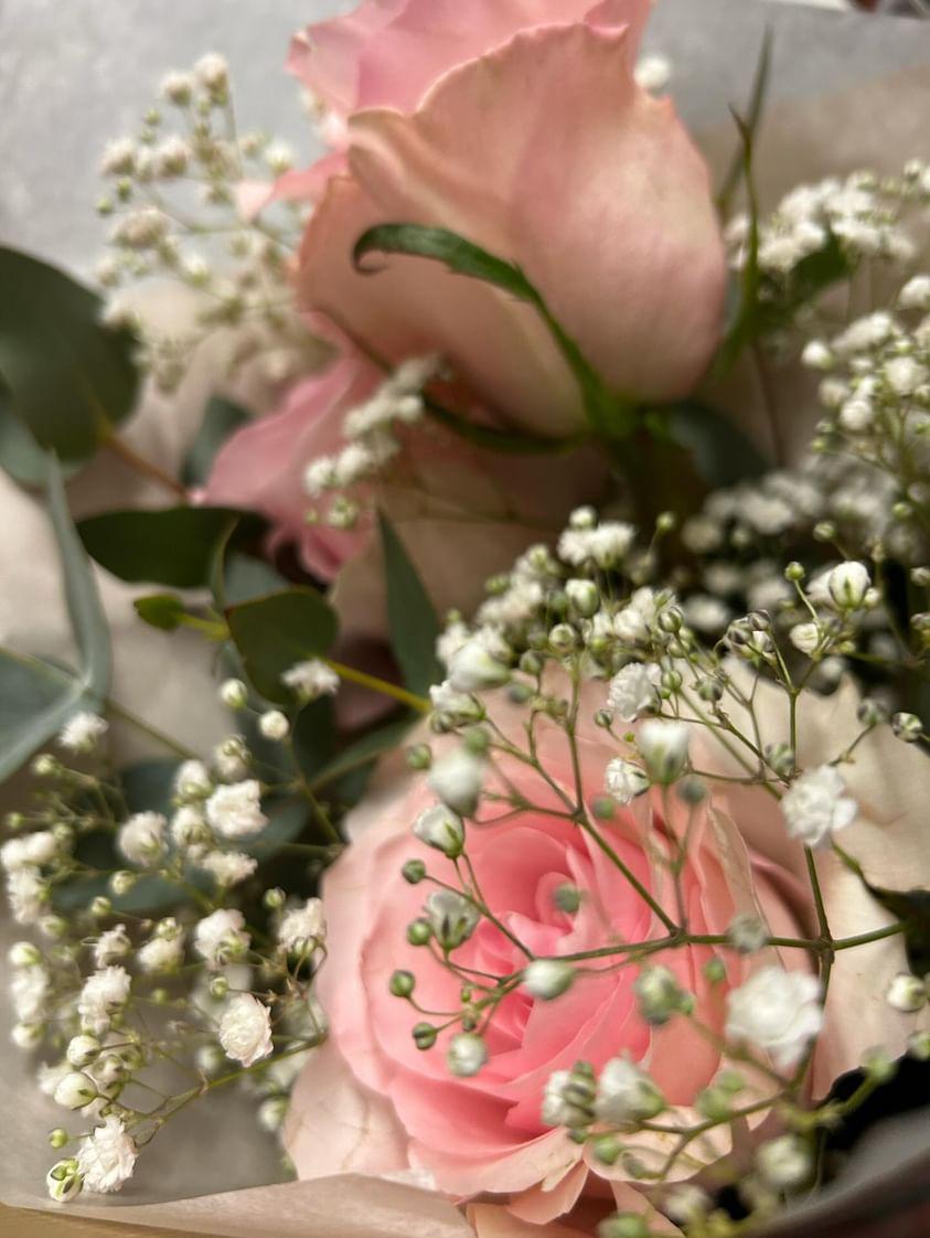 Marielouba's tweet photo. Ayez un mec qui vous offre des fleurs les filles 🥰 https://t.co/k0RhFkq2zZ