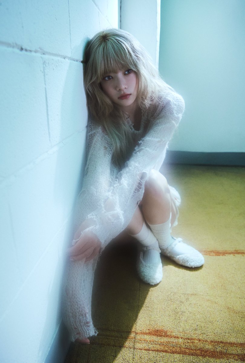 LE SSERAFIM 3rd Mini Album 'EASY'
CONCEPT PHOTO
SHEER MYRRH
#HONGEUNCHAE #홍은채

weverse.io/lesserafim/med…
2024.02.19 6PM (KST)

#LE_SSERAFIM #르세라핌
#LE_SSERAFIM_EASY #MakeItLookEasy