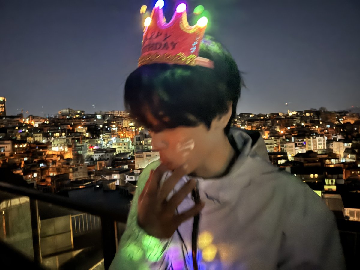 dailyljy's tweet photo. 240128 🐱💬 [11:31pm kst]

juyeon sent more photos from his birthday 🎂 https://t.co/os3cdleVj0