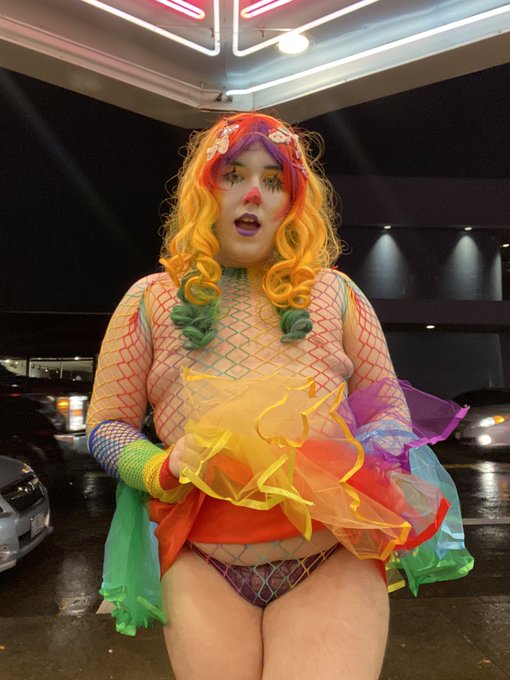 Hiii! I&rsquo;m Bubbles the Porn Clown and I&rsquo;m here to fulfill all your glittery rainbow clowngirl fantasties<a href="/tag/clown"class="tags"><span>#clown</span></a><a href="/tag/clowngirl"class="tags"><span>#clowngirl</span></a><a href="/tag/sexyclown"class="tags"><span>#sexyclown</span></a><a href="/tag/sw"class="tags"><span>#sw</span></a><a href="/tag/coulrophilia"class="tags"><span>#coulrophilia</span></a>