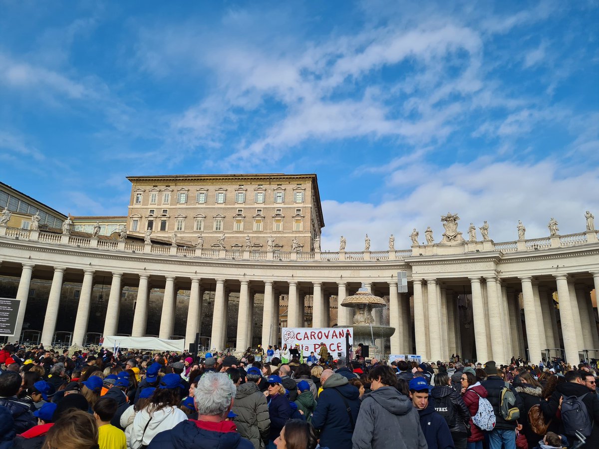 A #SanPietro per la #CarovanadellaPace <a href="/ACdiRoma/">AC Diocesi di Roma</a> in attesa di <a href="/Pontifex_it/">Papa Leone XIV</a>. <a href="/EnzoRomeoTg2/">enzo romeo</a> <a href="/VaniaDeLuca/">Vania De Luca</a> <a href="/IgnazioIngrao/">Ignazio Ingrao</a> <a href="/AC1868/">Azione Cattolica</a>