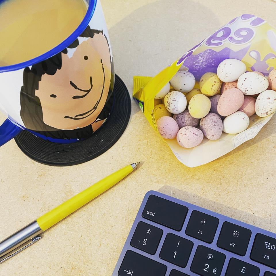happydesigner's tweet image. View from the desk.... 😁🤭

#childrensillustration #happydesigner #viewfrommydesk #minieggs