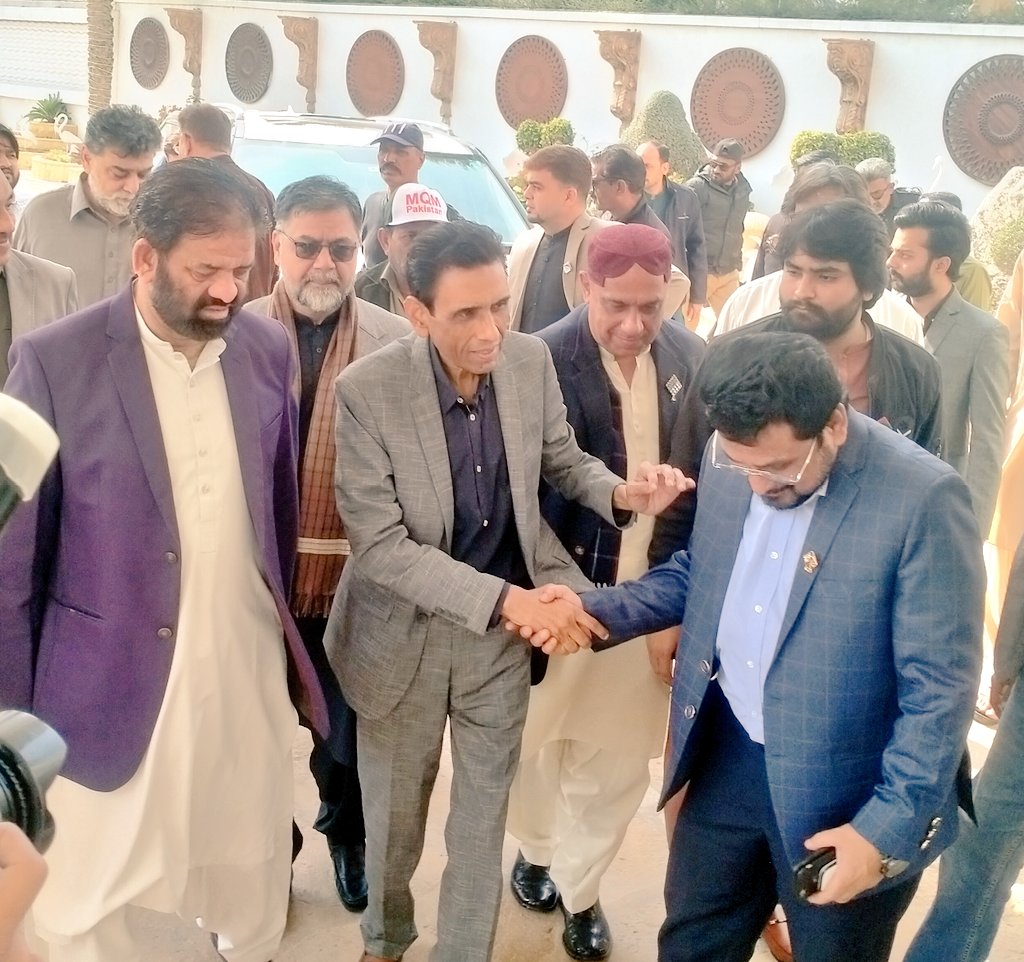 NA220HydCity's tweet photo. سربراہ ایم کیو ایم پاکستان کنونیئر ڈاکٹر خالد مقبول صدیقی بھائی کی سابق وزیر ڈاکٹر عرفان گل مگسی کے گھر آمد ڈاکٹر عرفان گل مگسی نےٹوپی اجرک کا تحفہ پیش کیا،اراکین رابطہ کمیٹی STC امیدوار #NA220 سید وسیم حسین ڈسٹرکٹ آرگنائزر ظفر صدیقی #PS64 راشد خان  علاقائی معززین بھی موجود تھے https://t.co/joQ8FMZIBS