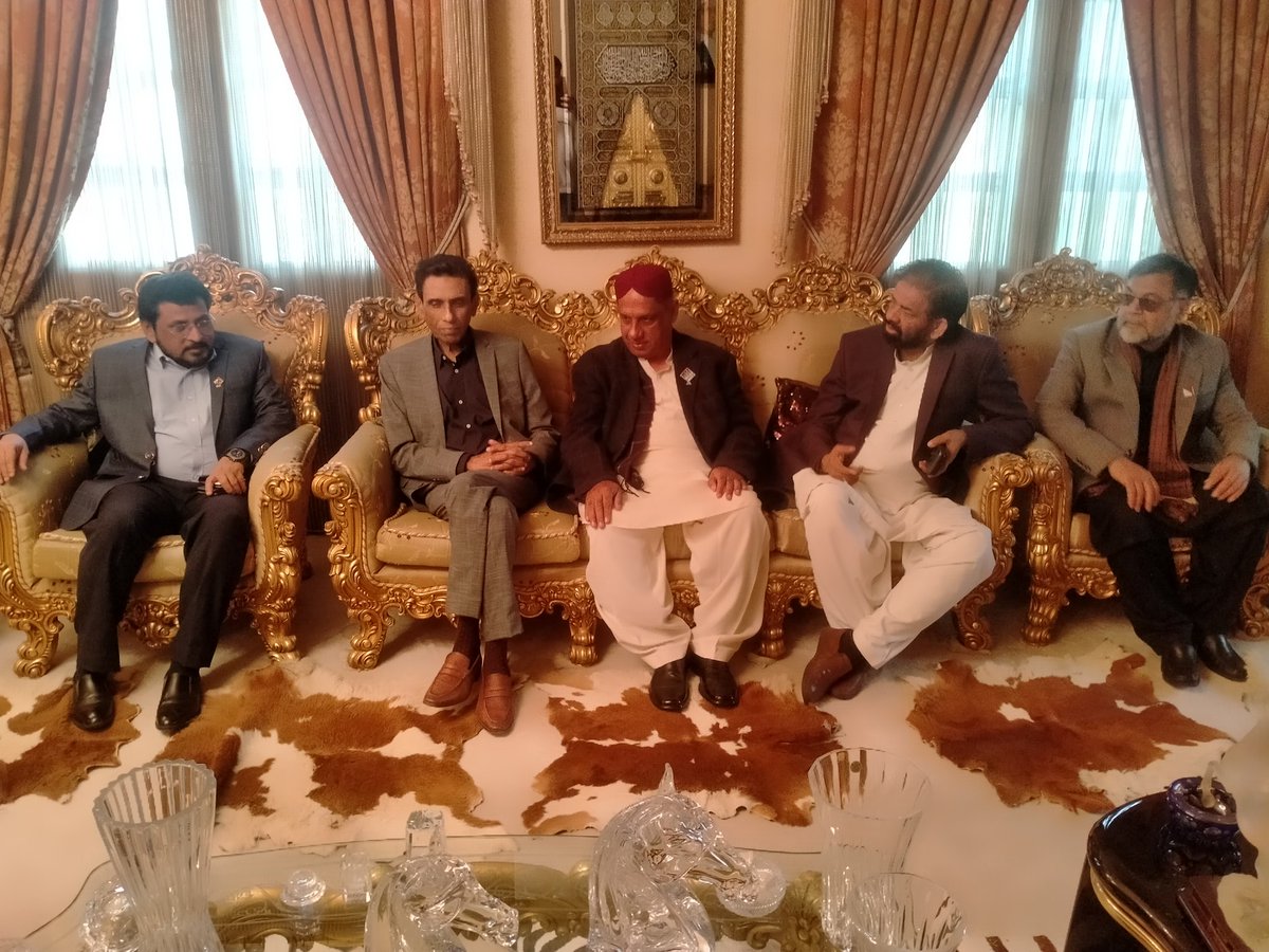 NA220HydCity's tweet photo. سربراہ ایم کیو ایم پاکستان کنونیئر ڈاکٹر خالد مقبول صدیقی بھائی کی سابق وزیر ڈاکٹر عرفان گل مگسی کے گھر آمد ڈاکٹر عرفان گل مگسی نےٹوپی اجرک کا تحفہ پیش کیا،اراکین رابطہ کمیٹی STC امیدوار #NA220 سید وسیم حسین ڈسٹرکٹ آرگنائزر ظفر صدیقی #PS64 راشد خان  علاقائی معززین بھی موجود تھے https://t.co/joQ8FMZIBS