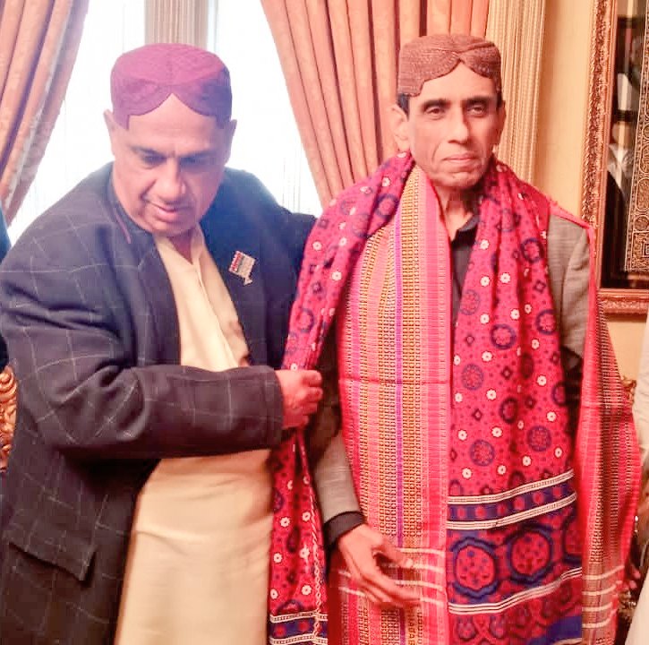 NA220HydCity's tweet photo. سربراہ ایم کیو ایم پاکستان کنونیئر ڈاکٹر خالد مقبول صدیقی بھائی کی سابق وزیر ڈاکٹر عرفان گل مگسی کے گھر آمد ڈاکٹر عرفان گل مگسی نےٹوپی اجرک کا تحفہ پیش کیا،اراکین رابطہ کمیٹی STC امیدوار #NA220 سید وسیم حسین ڈسٹرکٹ آرگنائزر ظفر صدیقی #PS64 راشد خان  علاقائی معززین بھی موجود تھے https://t.co/joQ8FMZIBS