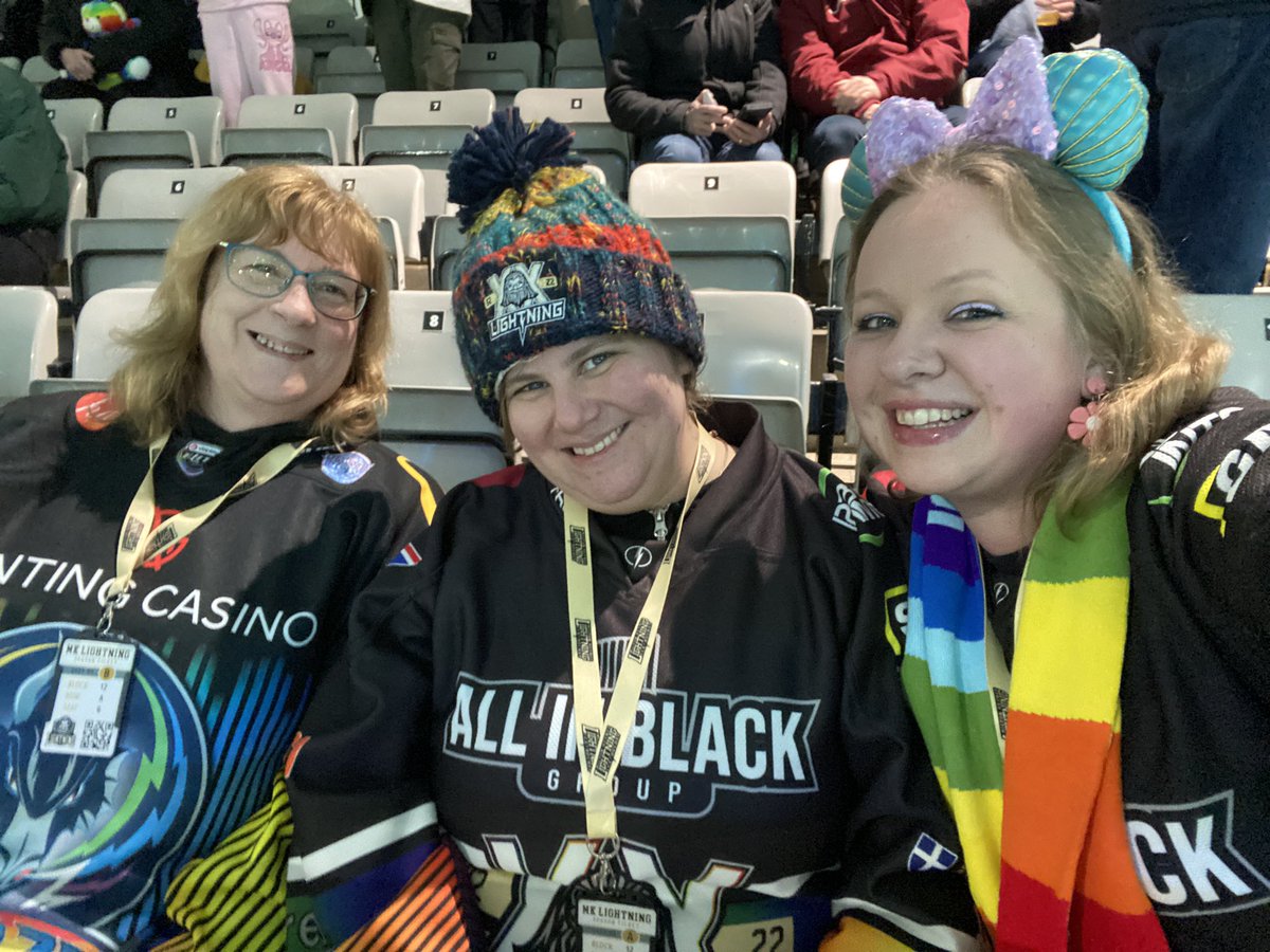 Sophistication1's tweet photo. Hockey fam knows exactly how Pride should be done! ๐๐ซถ๐ป๐ณ๏ธโ๐๐ณ๏ธโโง๏ธ๐๐๐โก๏ธthank you my loves for the most fabulous evening of hockey, laughs and Block 12 fun times ๐ซ @MKLightningIHC @Tashster @sandra4760 @Samanth50258428
#Block12RVFanClub #hockeyfam #pride #nihl #MKLightning https://t.co/nhPVSSJ1fe