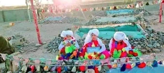 دین قربانی مانگتا ۔۔۔۔۔
ایک شھید کے تین حافظ قرآن بیٹے دستار بندی کے ساتھ اپنے والد کی قبر پر ۔۔۔۔۔

انقلاب باتوں سے آتے تو اللہ کے محبوب صلی اللہ علیہ وسلم کو میدان میں نکل کر زخم اٹھنے کی ضرورت پیش نہ آتی