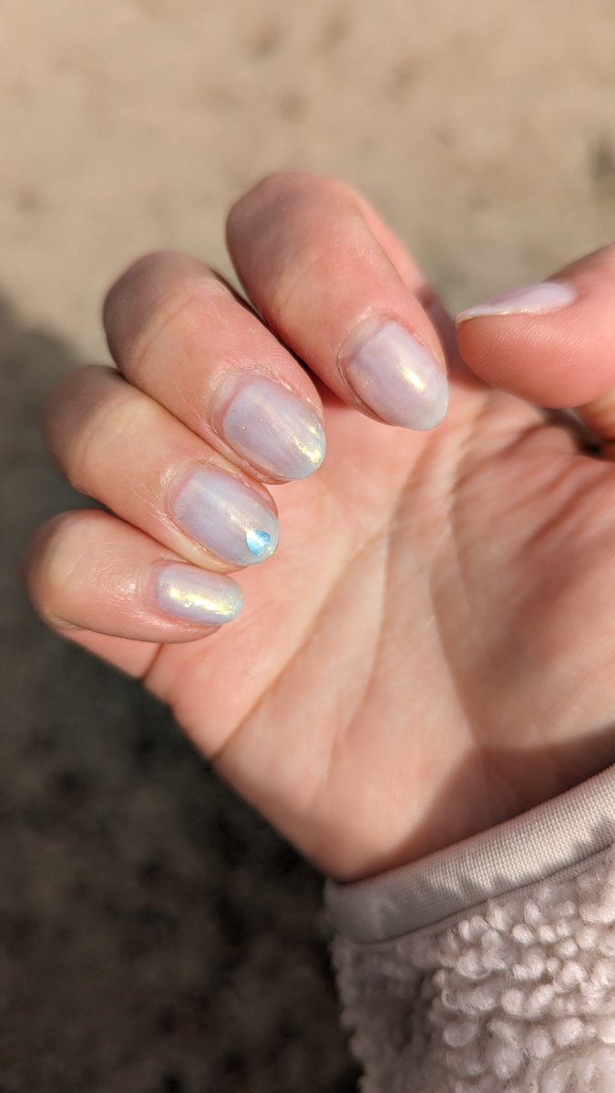 yya___b's tweet photo. NEWネイル💅✨
新年２回目のネイルでした！
一発目撮るの忘れた😭
今年もよろしくお願いします🙏✨

#セルフネイル
#セリアネイル
#オーロラネイル
#ネイル好き https://t.co/Nms5V8xeI9