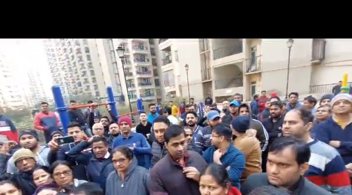 ग्रेटर नोएडा वेस्ट की गौड़ सिटी 2 के 14 एवेन्यू में आवारा कुत्तों के काटने की बढ़ती घटनाओं के विरोध में निवासियों ने किया प्रदर्शन। मेंटिनेंस ऑफिस के बाहर जाकर बच्चों व अन्य लोगों की सुरक्षा के लिए प्रबंधन से की मांग।
<a href="/OfficialGNIDA/">Greater Noida Industrial Development Authority</a>