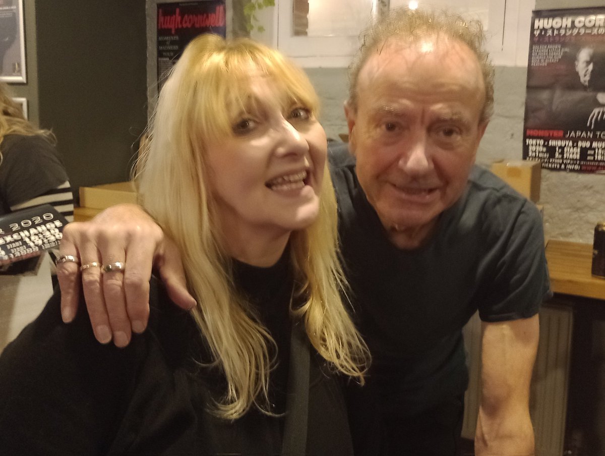 clairy_clairy8's tweet image. And then to round off an amazing Saturday evening, i had a lovely chat and cuddle with Hugh and autographed goodies....🎶🖤🎵 #HughCornwell #CheeseAndGrain #EXTC 🎶🎵🎶 #StrangledSunday 🖤