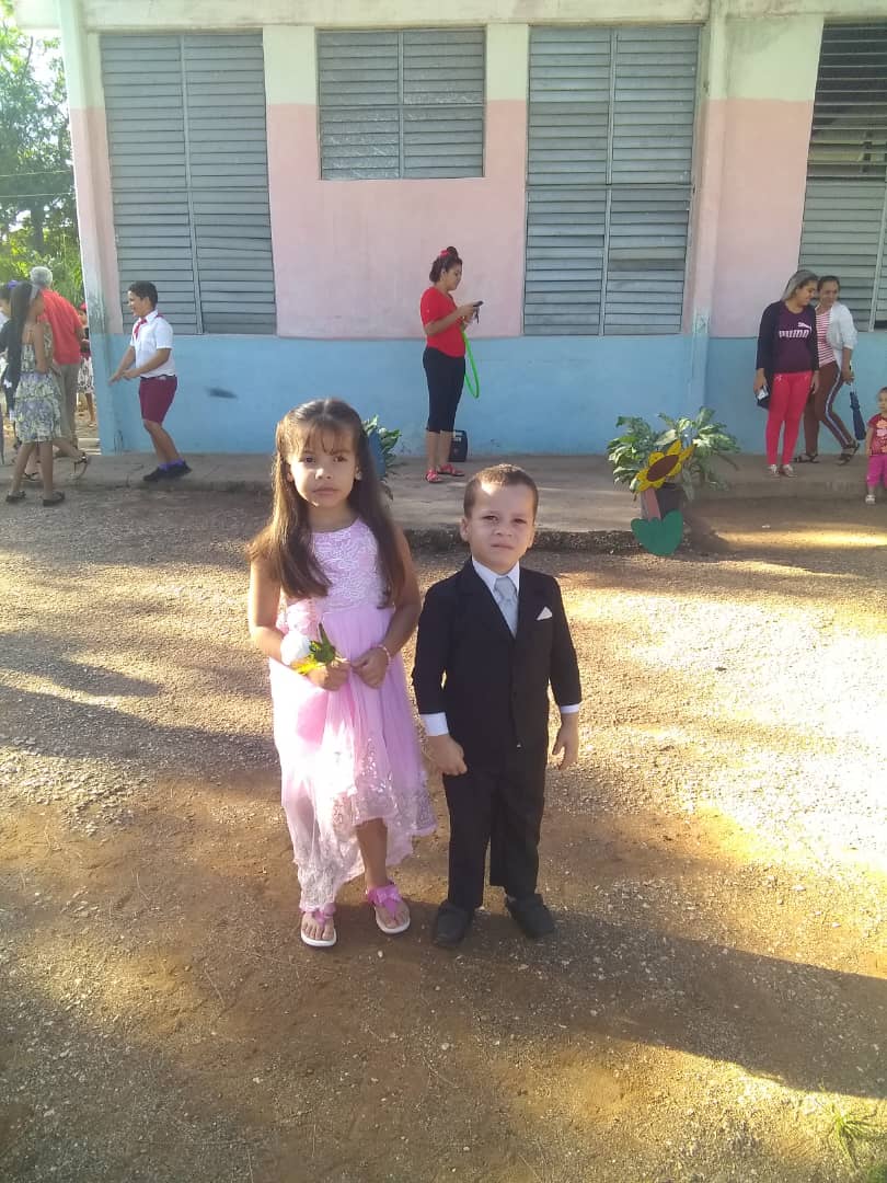 Día de homenaje a José Martí en el 171 aniversario de su natalicio por los pioneros y maestros jiguaniceros.
#MartiVive
<a href="/AmeliaFons39693/">Amelia Fonseca Villar</a> 
<a href="/ana_yanelys/">Ana Yanelys Morales Macias.</a> 
<a href="/AreasCisneros/">Samuel Áreas Cisneros</a> 
<a href="/CanalCaribeCuba/">Canal Caribe</a> 
<a href="/CapoteAdri13110/">Adrián Capote Viltres</a>