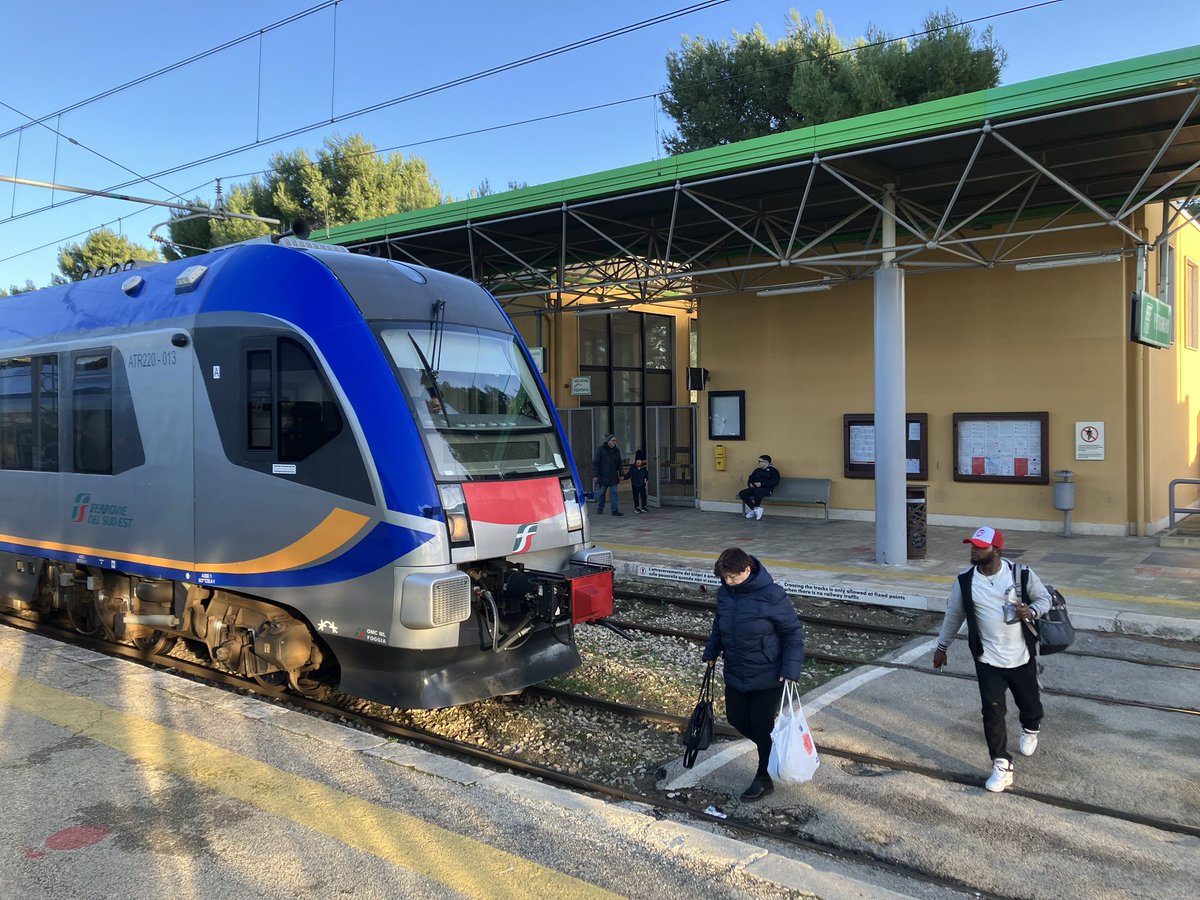josviaque's tweet photo. 🚉 #Pesa #Atribo i #Newag #Impuls2 na stacji węzłowej #Putignano. Taborowo jak w Polsce. #ATR220 #ETR322 #FerrovieDelSudEst #kolej #Apulia #Puglia #Włochy https://t.co/yFuvZlh0Xa