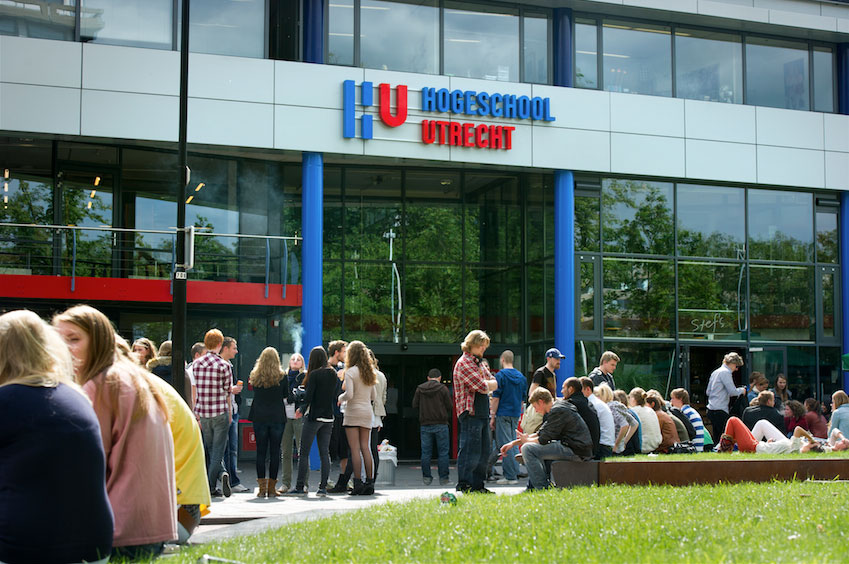 SanderSassen's tweet photo. Holocaust onderwijs - een lakmoesproef voor islamisering?

De Hogeschool Utrecht kwam gisteren met de mededeling dat de geplande lezingen over de Holocaust niet doorgingen, notabene op de dag dat er internationaal wordt stilgestaan bij de verschrikkingen van de Holocaust. Was dit zo gepland om een maximaal effect te sorteren? Zo ja, dan is dit letterlijk en figuurlijk een klap in het gezicht van de Joodse gemeenschap. Het alternatief is namelijk dat het driekoppige bestuur van de Hogeschool Utrecht, Wilma Scholte op Reimer (voorzitter), Eva Reuling en Gerard van Assem kwaadaardig naïef is.

Nu kan ik die kwaadaardigheid wel plaatsen, maar dan niet vanuit het bestuur, maar vanuit een (groot) deel van de studenten met een islamitisch achtergrond. In die islamitische achtergrond woekert antisemitisme immers nog steeds weelderig voort, dat bleek wederom tijdens de pro-Palestina demonstraties en de sit-ins op NS stations, waar publiekelijk en zonder enige schaamte antisemitisme werd geetaleerd. Maar ook internationaal en op sociale media lijkt antisemitisme weer helemaal terug van weggeweest. Het krijgt vrij spel en wordt door simpele zielen kritiekloos verspreid in een onmiskenbaar tribale drang om een simplistisch wij/zij denkbeeld te creëren. 

En juist daar heeft het onderwijs een taak, een taak om te informeren, om context en perspectief te bieden maar vooral om vragen te beantwoorden vanuit een correct historisch perspectief. Onderwijs is wat dat betreft een tegengif voor desinformatie, een instituut dat prat behoort te gaan op objectiviteit, het zo zuiver mogelijk onderwijzen van feitelijk juiste informatie in de daarbij behorende context, wars van geschiedvervalsing.

En daarmee is het onderwijs ook gelijk een lakmoesproef voor islamisering in Nederland, want zodra de Holocaust uit het lesprogramma wordt geschrapt, of lezingen erover niet doorgaan horen er alarmbellen te gaan rinkelen. Kennelijk wordt de samenleving dan namelijk minder tolerant, mogen bepaalde geluiden niet meer gehoord worden, en dat is iets waarvoor wij altijd moeten blijven waken. Juist nu, in een tijd dat antisemitisme weer opleeft, horen we de verschrikkingen van de Holocaust luid en duidelijk te onderwijzen, anders hebben wij namelijk geen lessen getrokken uit het verleden en is de kans groot dat de geschiedenis zich herhaalt.

#antisemitisme #islam #islamisering #holocaust #hu #hogeschoolvanutrecht #utrecht #hogeschool #onderwijs #joden #jodenhaat #gaza #hamas #palestina