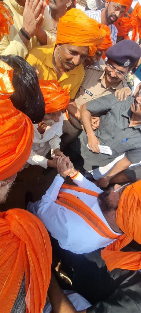 mieknathshinde's tweet photo. प्रतापगडाच्या पायथ्याशी अफझलखानाच्या कबरीचे होत असलेले उदात्तीकरण आम्ही थांबवले. मलंगगड देखील लवकरच मुक्त केला जाईल. बाकी गडकोट किल्ल्यावरील अतिक्रमण देखील महाराजांनी शिकवलेल्या गनिमी काव्याने दूर केले जाईल असे स्पष्ट केले. 

प्रतापगड जतन संवर्धनासाठी १०० कोटींचा निधी तीन टप्प्यात देण्यात येणार आहे. गडकोट किल्ल्यांना गतवैभव प्राप्त करून देण्यासाठी शक्य ते सारे प्रयत्न करू अशी ग्वाही याप्रसंगी दिली.