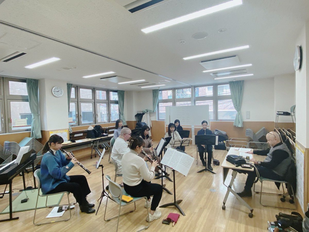 toho_filcoule's tweet photo. 今日のリハーサルから松岡先生のレッスンもスタートです‼️

今回の演奏会はクラシカルなものからポップな曲想の作品まで幅広いジャンルを演奏します！
先生にアドバイスを頂きながら、それぞれの曲の魅力がきちんと出せるよう、さらに頑張りたいと思います‼️
皆様のご来場お待ちしております😁 https://t.co/LWt2z8bNk3