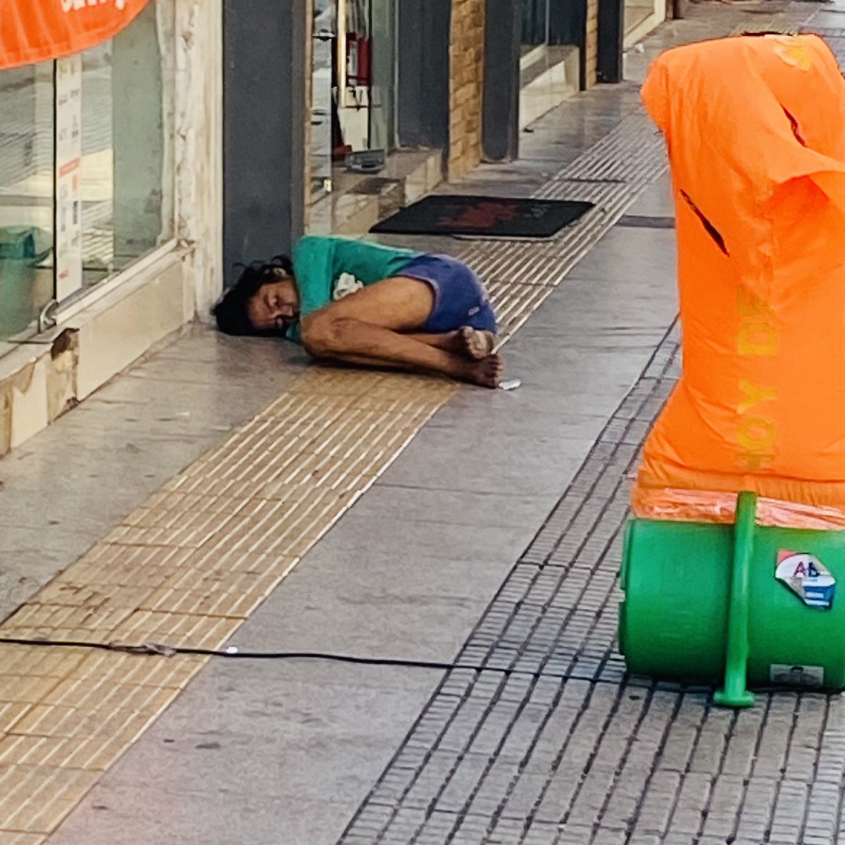 Que dirán los miserables legisladores e hijos y parentela que perciben millones indebidamente como salarios? Que dirá el ministro de economía que solo endeuda con bonos a generaciones? Que dirá el Pdte de la Rca de esta desgracia. Miserables