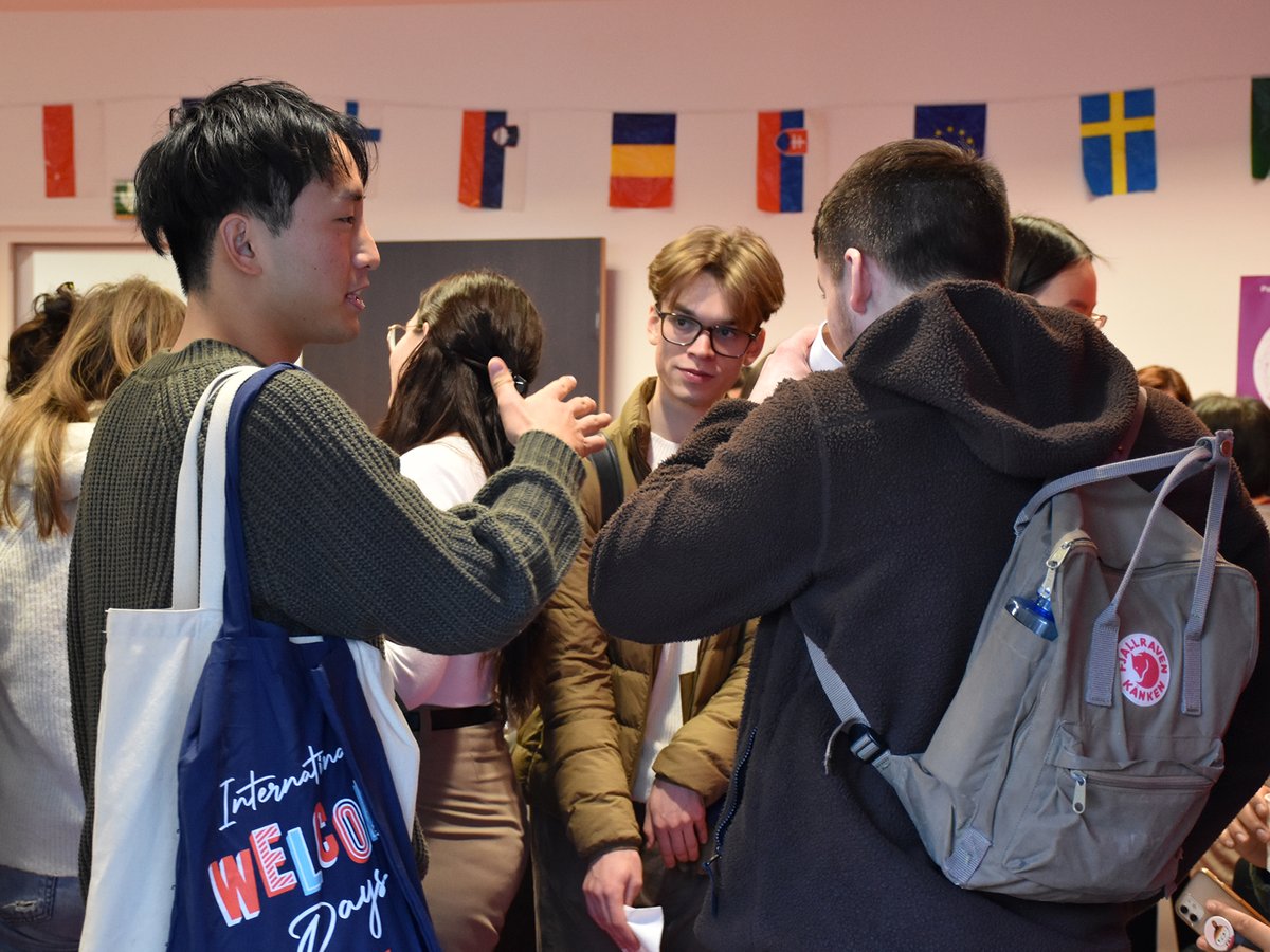 UPECactus's tweet photo. Ils sont près d'une centaine originaires de 23 pays 🌎
Bienvenue à nos nouveaux #EtudiantsInternationaux en programme d'échange 👩🎓 👨🎓 🤗
Nous vous souhaitons un excellent semestre à l’#UPEC et un très beau séjour en France 🇫🇷 👌 🎉
#MobilitéInternationale #ErasmusPlus #Micefa https://t.co/AziCq5ndQk