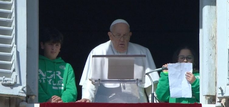 #PapaFrancesco ringrazia i ragazzi di @Azionecattolica per l'impegno a costruire una società migliore. Due bambini di ACR sono affacciati all'#Angelus accanto al Papa per la Carovana della #Pace. Leggono una lettera al Papa ed esprimono il loro affetto per Francesco.