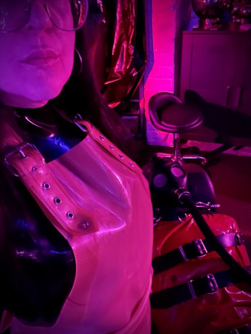 My heavy rubber session last night was just 🥵🥵🥵🥵 https://t.co/iY5zx81b3J