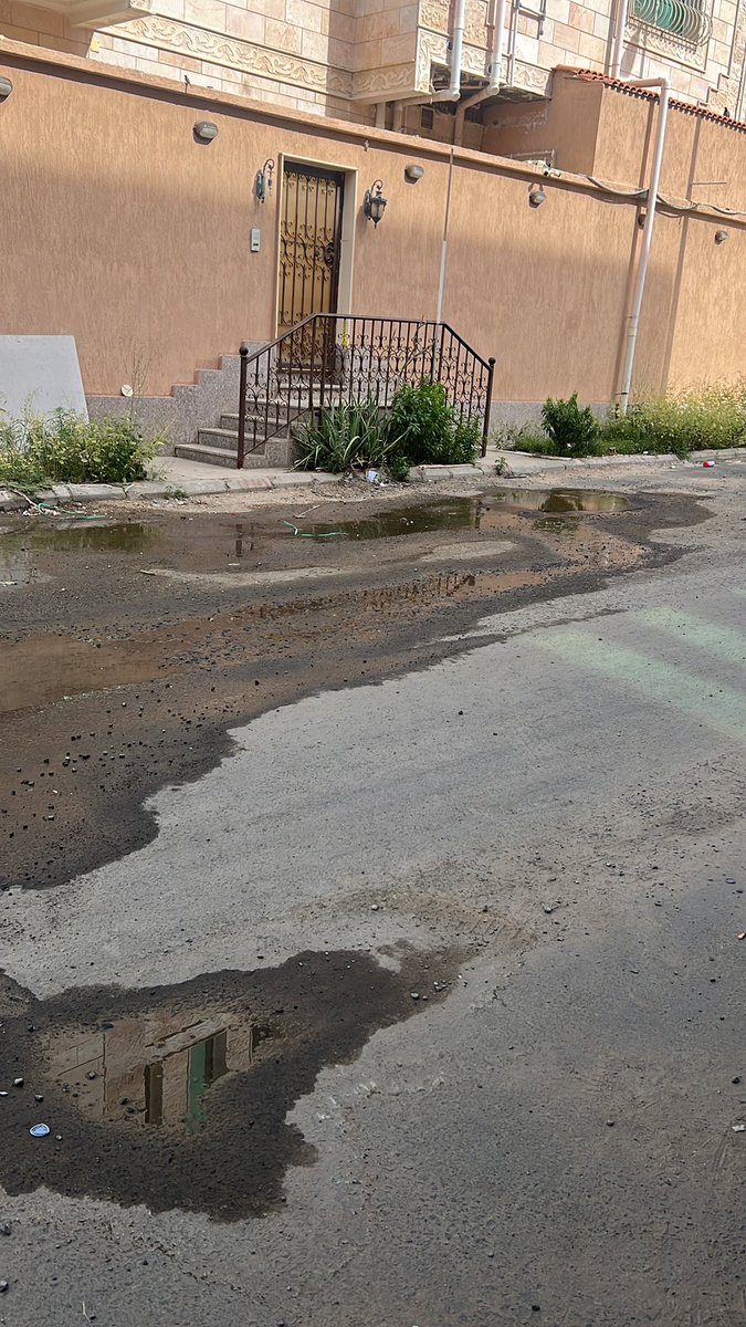 ATawily's tweet photo. @nwc_media @nazaha_gov_sa وتكرر سيناريو تسريبات المياه وتهالك الطبقة الإسفلتية بسبب التسرب والحاق الضرر بسكان الحي .. ماهو الحل يا شركة المياه الوطنية ؟؟!! https://t.co/u81kW4HADD