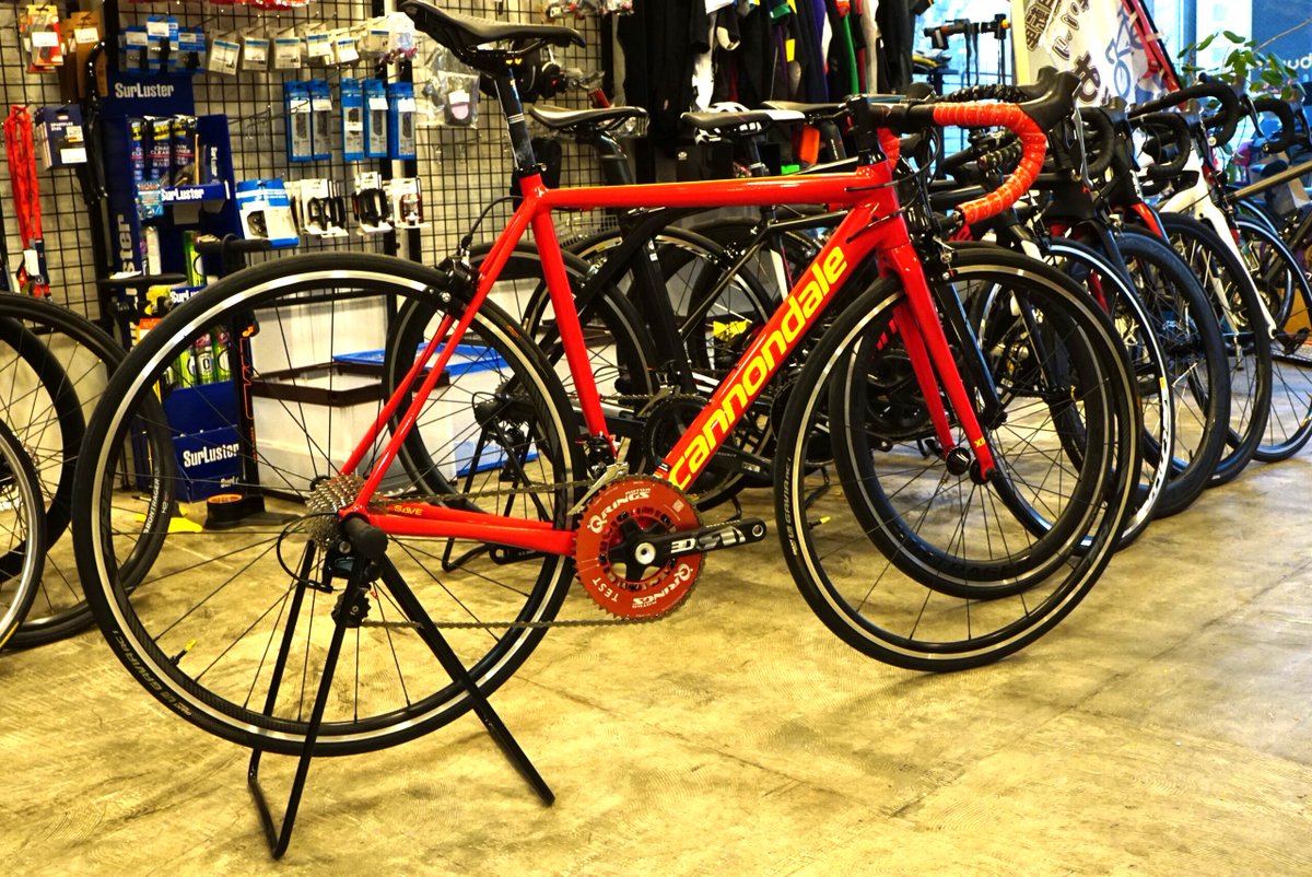 buychari's tweet image. 【熊谷店　在庫情報】🚲
前オーナーのこだわりが詰まったバイクがこちら

真っ赤に統一された車体に目につくのがROTORのチェーンリング
登り坂が楽になる楕円型のQ-RINGSがついております！

CANNONDALE CAAD12 105 2018年モデル カスタム
お問合せお待ちしております！
＃バイチャリ
＃熊谷店
＃ROTOR