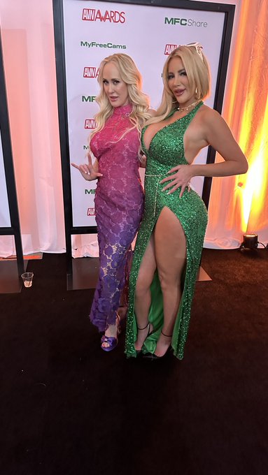 Last night in Vegas!  Thank you to all the fans &amp; the &ldquo;family&rdquo; @VIXEN for making it such a wonderful<a href="/tag/monday"class="tags"><span>#monday</span></a><a href="/tag/milf"class="tags"><span>#milf</span></a>