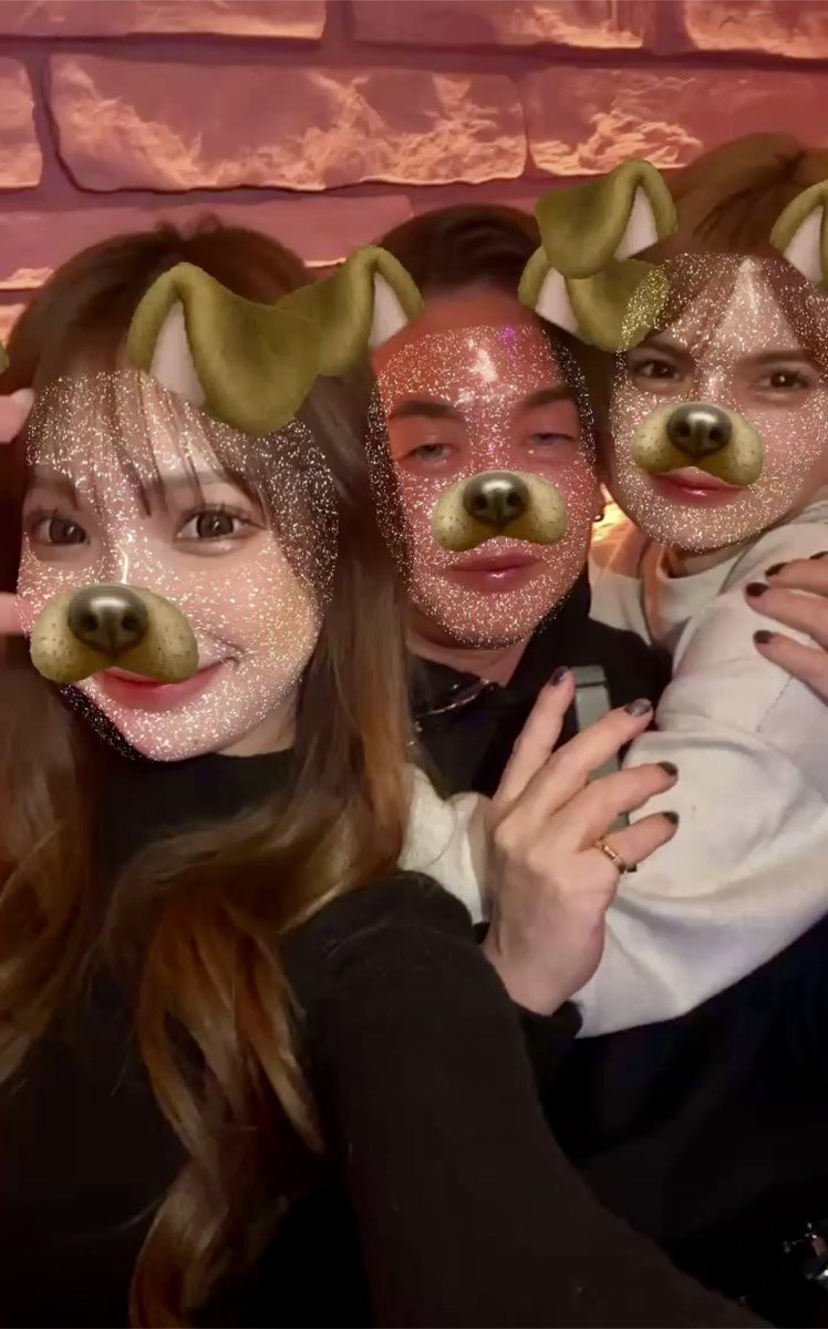 仲良しの連れのお誕生日パーティーしてきました✨💐✨
一週間、考え抜いた自信満々の誕プレをひっさげゴージャスに✌️✌️✌️✌️
決める時は決めるぜ🫅🏻
3人でテキーラ70杯近く飲んで　もうベロベロ🤢
お酒って怖いな…
でもめちゃくちゃ喜んでくれて　最高の誕生日をお祝いできました🥃🥂🍷🍻