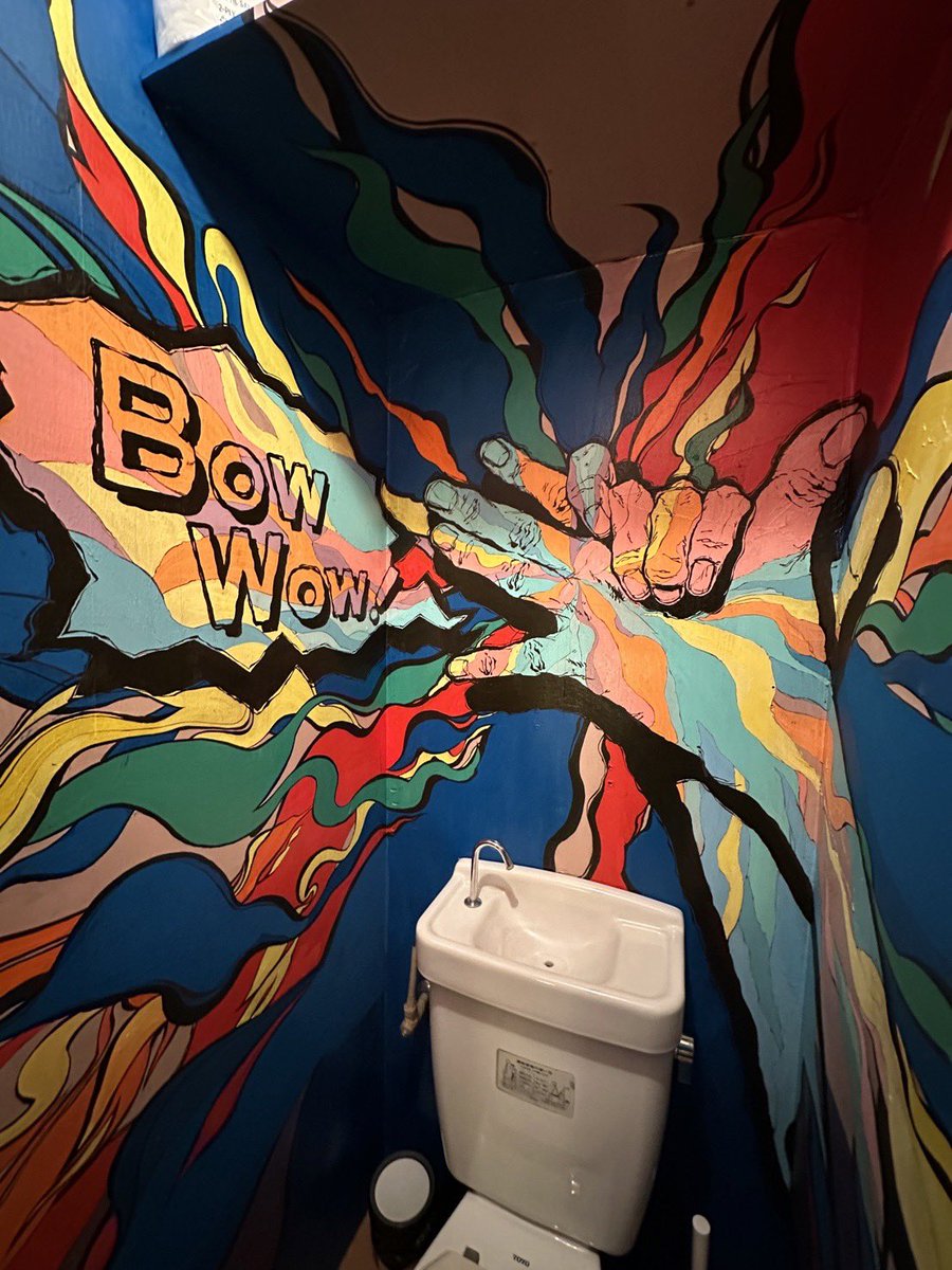 basement70_B70's tweet photo. 【🚽👊‼️トイレ壁画依頼‼️👊🚽】

アートトイレ普及を目指して活動をしているArtlet様からご依頼頂き、杉並区にあるGo Crazy Cafeというカフェ兼バーのトイレに絵を描かせていただけました！！！！👊👊👊👊🚽🚽🚽

わんこ同伴可のお店ということで犬モチーフで描きました〜〜！！楽しかった！🐕🐕🐕🐕 https://t.co/jeRPSx6ijF