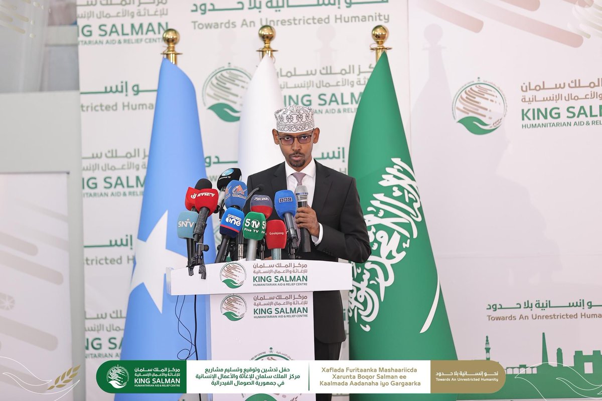 Asma_Daimond's tweet photo. Wasiirka Tamarta iyo biyaha JFS @JamaTaqalAbbas
"70% shacabka Soomaaliyeed biya la'aan ayaa ka jirta waxaana xarunta Boqor Salmaan ka codsanaynaa ka qayb qaadashada mashaariicda biyaha lagu soo saaray”.
#kingSalman
#humanitarian
#reliefCenter
#boqorSalmaan
#gargaarkaAadana https://t.co/TtuU2sBpDR