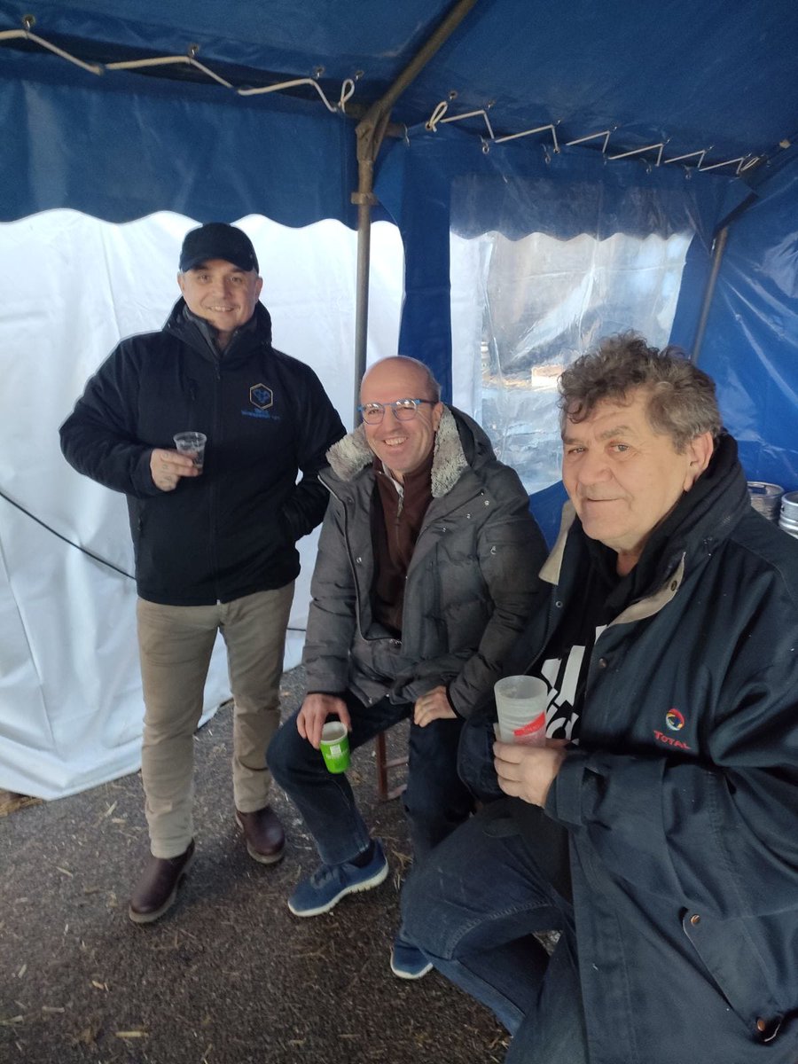 LeNordMeusien's tweet photo. On assure l'#intendance des #barbecues 😉👍de nos #agriculteurs sur les barrages de #AutorouteA4 dans la #Meuse en compagnie de nos #administrateurs de @coopEMC2 . En + 1 discussion constructive avec @Prefet55 sur #egalim en restauration scolaire 🤔 #meuse #ecoute #OnPositive https://t.co/LQeXTvGQza