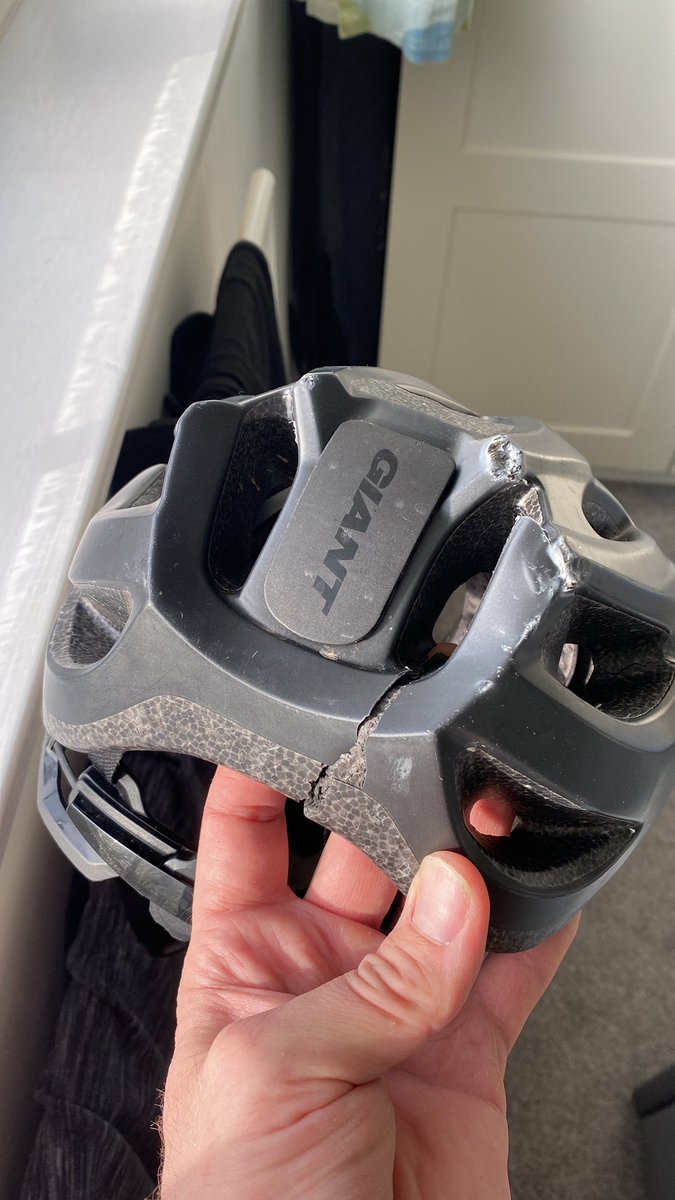 JonesTheHand's tweet image. Crashed the road bike today. Life saved by my helmet. Thanks @GiantLeamington !