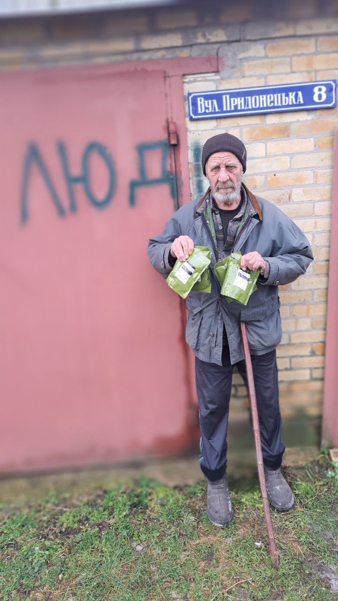 UaEmergencyFood's tweet photo. 1/1
 In January, near Lyman in Donetsk region, 1500 ready-to-eat rations and hygiene kits were distributed amidst communication breakdowns and frequent artillery shelling. https://t.co/iDe79OEPRl