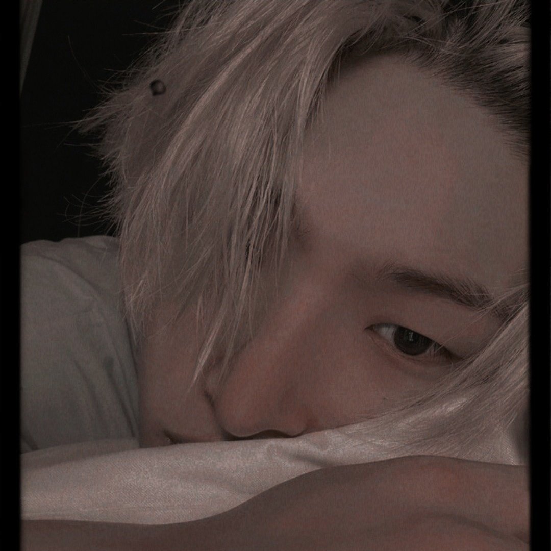 ᅟ 
ㅤㅤ Bom dia, pessoasa. Estou planejando fazer uma coisa perigosa: dormir o dia inteiro e ignorar qualquer compromisso.ᅟ 
ㅤㅤ