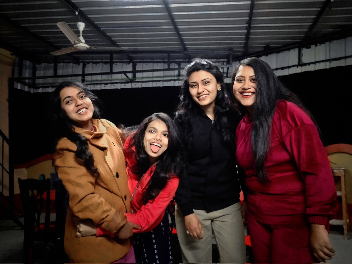 Friendly_bini's tweet photo. Jab duniya bole online friendship hoti hai usually fail
Hume wo dekhke bole 
Kaise Yeh Yaariaan bane so real ???

P.s: United by Fangirling online
Continuing the yaariaan offline 🤪
#GirlsWeekendTrip  #Kyy #FandomFriends #ReelTurnedReal #YaariyaanForever #KaisiYehYaariaan https://t.co/bH3NdTutDm